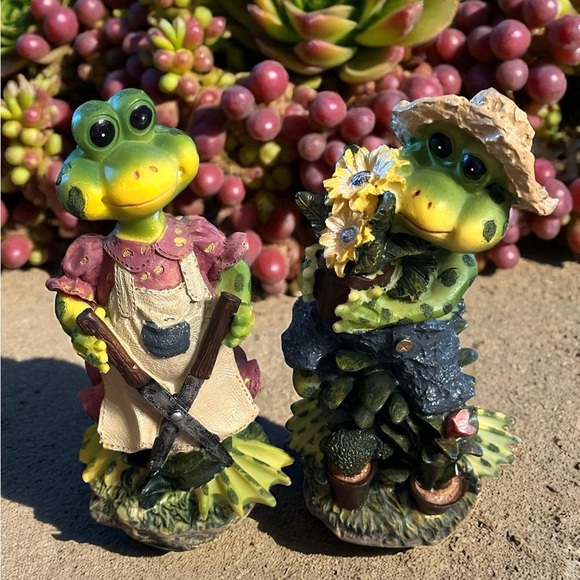 Vintage Spotted Bullfrog Farmer And Wife Garden Frog Statues 7 Inches High - Picture 4 of 12